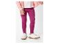 Fille portant un cardigan rose, un t-shirt blanc et un legging violet en maille avec des baskets blanches.