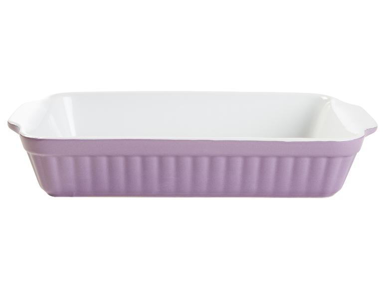 Un plat à gratin violet avec un intérieur blanc.