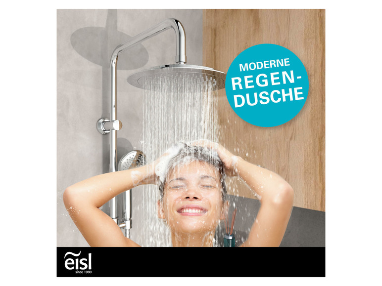 Une femme prend une douche avec une grande pomme de douche de pluie de la marque Eisl.