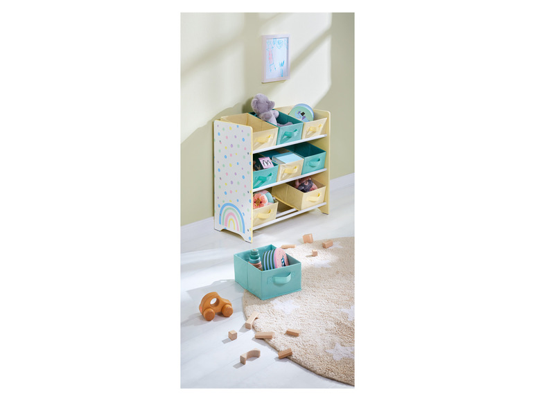 Une armoire de rangement avec des paniers de rangement colorés pour les jouets d'enfants.