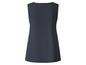 Une robe bleu foncé sans manches.