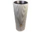 Récupérateur d'eau de pluie blanc cannelé avec robinet en laiton et bac intérieur noir.