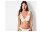 Un soutien-gorge blanc avec des détails en dentelle et une culotte assortie.