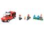 Un camion de pompiers rouge, deux pompiers et un feu avec des chaises faites de briques Lego.