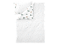Parure de lit blanche avec motifs de flocons de neige, sapins et cerfs.