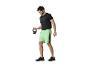 Homme faisant du sport avec une kettlebell, portant un t-shirt et short.
