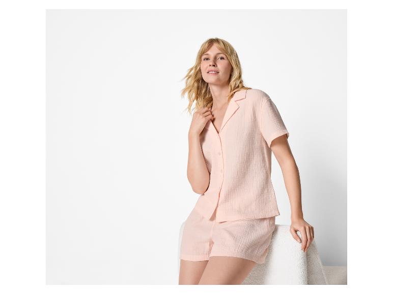 Femme en pyjama couleur pêche avec chemise à manches courtes et short.