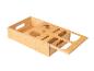 Un plateau en bois avec des découpes pour les tasses et un compartiment coulissant.