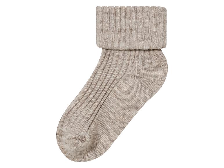 Chaussette en laine beige avec bord côtelé.