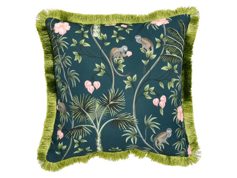 Un coussin carré avec un imprimé jungle sarcelle foncé représentant des singes, des fleurs roses et des franges vertes.