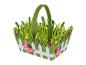 Un panier en feutrine avec de l'herbe et des papillons.