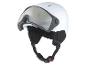 Un casque de ski blanc avec une visière.