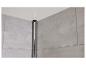 Barre de douche chromée fixée dans un coin, mur en carrelage gris.