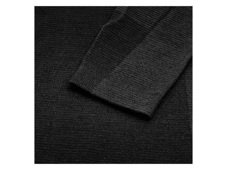 Détail d'une manche de pull en maille noire.