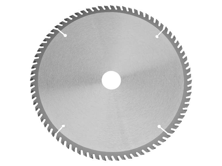 Une lame de scie circulaire en métal sur fond blanc.