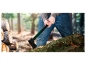 Un homme coupe un tronc d'arbre avec une hache.