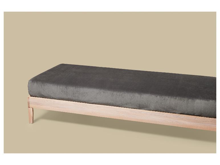Banc en bois avec coussin gris sur fond beige