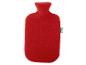 Bouillotte Sensiplast rouge avec housse en polaire.