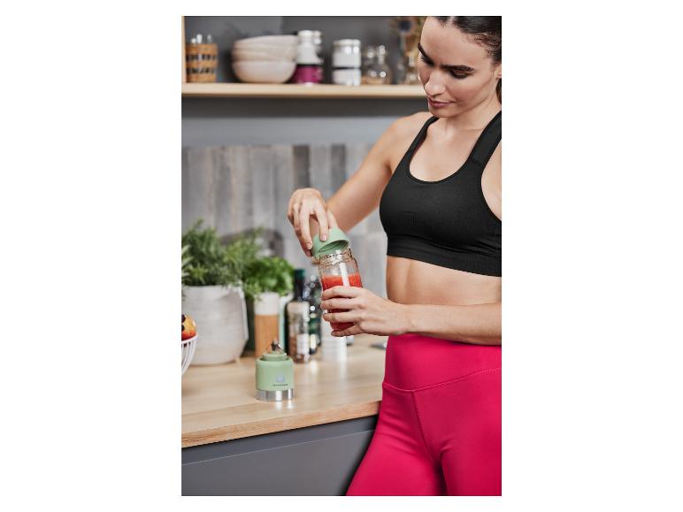 Une femme en tenue de sport utilise un mixeur Silvercrest pour faire un smoothie.