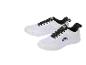 Paire de chaussures de sport blanches et noires avec empeigne en mesh et lacets noirs