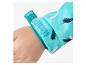 Une veste turquoise pour enfant avec un imprimé plumes et des poignets ajustables.
