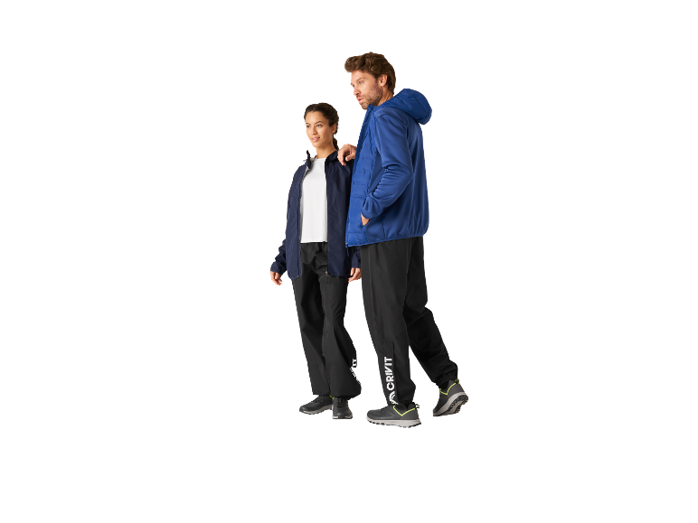 Homme et femme portant des vestes et pantalons Crivit.