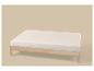 Cadre de lit en bois clair avec matelas blanc sur fond beige.