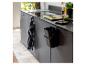 Une poubelle noire accrochée à une armoire de cuisine.