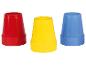 Trois gobelets de couleurs pour un tour de magie.