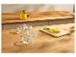 Photophores en verre sur un comptoir en bois avec citrons et menthe.