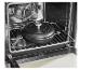 Cocotte en fonte noire avec couvercle à l'intérieur d'un four sur une grille.