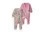 Deux pyjamas bébé, un à fleurs et un avec des animaux.