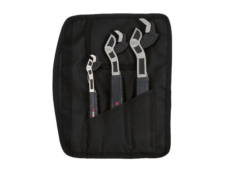 Ensemble de trois clés à molette avec poignées noires, de 7-35 mm, dans une pochette en tissu noir.