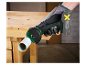 Un ouvrier utilise une meuleuse d'angle Parkside X20V Team pour couper un tuyau en PVC.