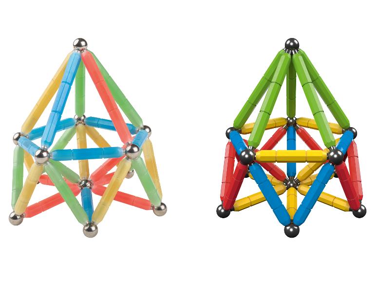 Deux ensembles de construction magnétiques colorés formant des formes de pyramide.