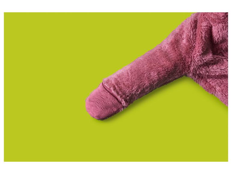 Manche rose moelleuse d'un peignoir ou d'un pyjama sur fond vert lime.