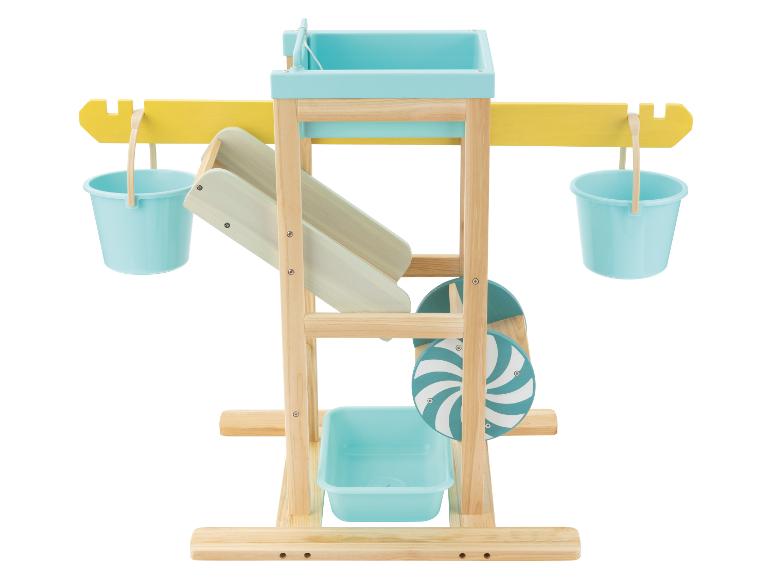 Table de jeu d'eau en bois avec seaux bleus, toboggans et roues à eau.