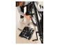 Réparation d'un vélo avec un kit d'outils.
