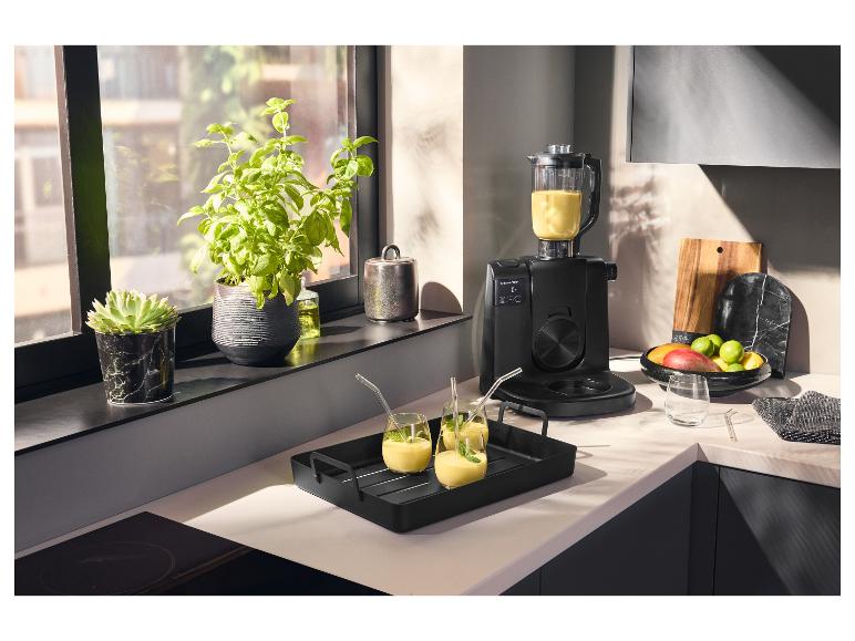 Plateau de service en métal noir SILVERCREST® avec des boissons sur le plan de travail.