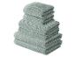 Pile de serviettes de bain vert clair avec un motif à chevrons