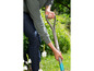 Une personne creuse dans le jardin avec une pelle Gardena.