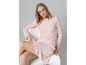 Une femme portant une robe en tricot rose.