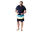 Un homme portant un t-shirt et un short de bain rayés.