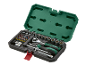 Kit d'outils avec cliquet, douilles et embouts dans un étui vert ouvert.