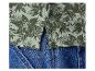 Chemise à fleurs tropicales sur denim.