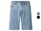 Shorts en jean bleu clair avec détails de poches et boutons, avec échantillons de couleurs bleu et noir.