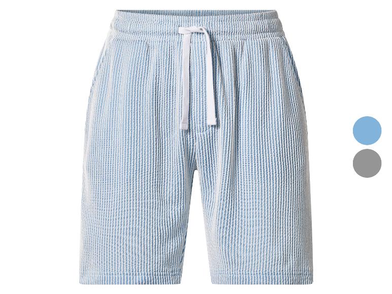 Short rayé bleu et blanc avec cordon de serrage blanc.