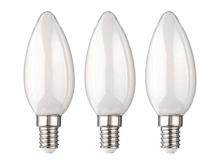 Trois ampoules LED mates en forme de flamme avec culot E14.