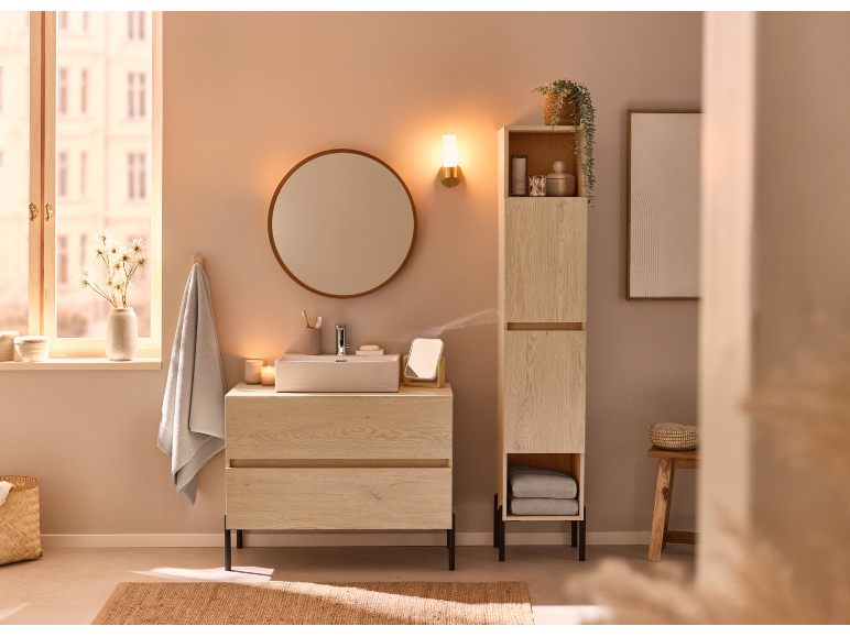 Ensemble de meubles de salle de bain modernes en bois avec meuble sous vasque, colonne et miroir rond.