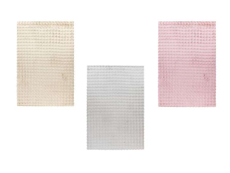 Trois tapis de bain en beige, gris et rose avec une surface texturée.